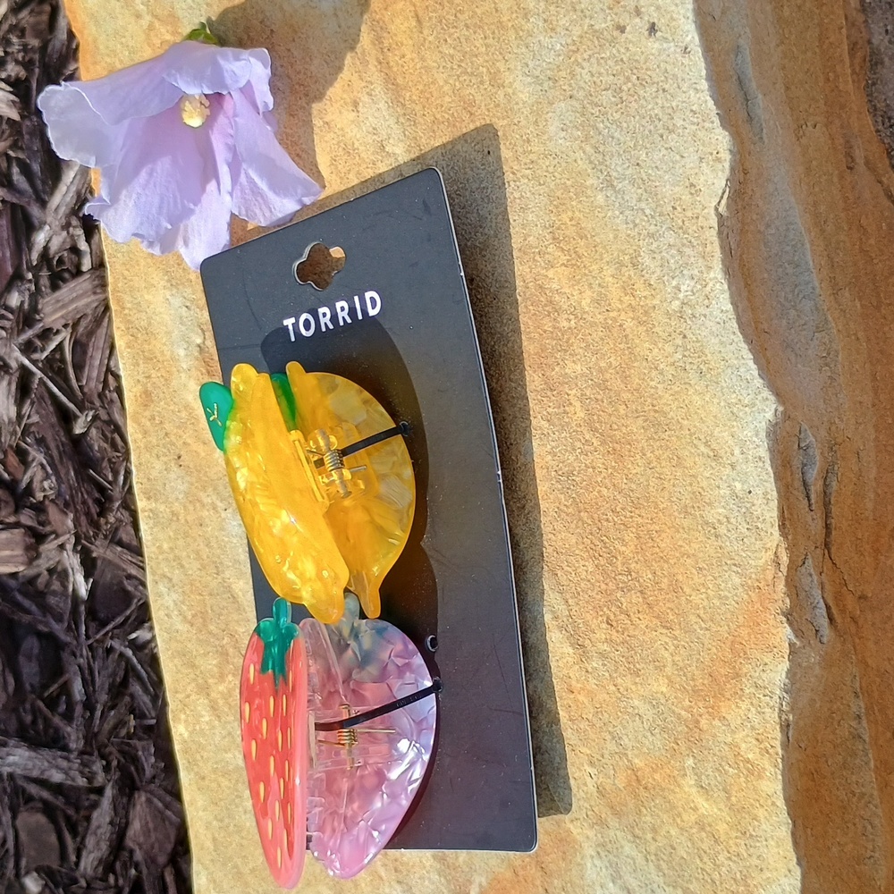 Torrid Lemon and Strawberry Hair Claw Clips NWT - Picture 3 of 5
